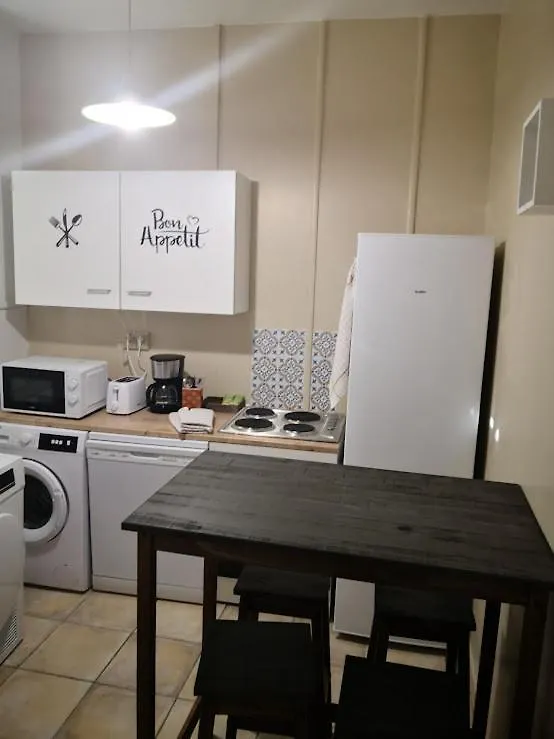 Kemping Un Lit Double Dans Une Chambre Dans Un Appartement De 3 Chambres En Colocation A Proximite Du Centre Ville Tulon