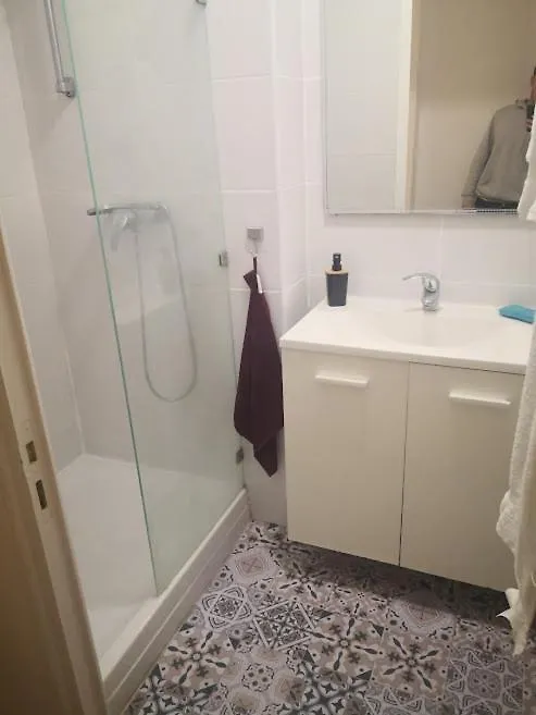 Un Lit Double Dans Une Chambre Dans Un Appartement De 3 Chambres En Colocation A Proximite Du Centre Ville تولون 0*,