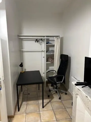 Kemping Un Lit Double Dans Une Chambre Dans Un Appartement De 3 Chambres En Colocation A Proximite Du Centre Ville Tulon Francja